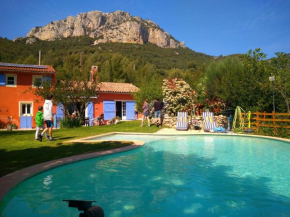 Charmant Mas provençal dans son écrin de verdure
